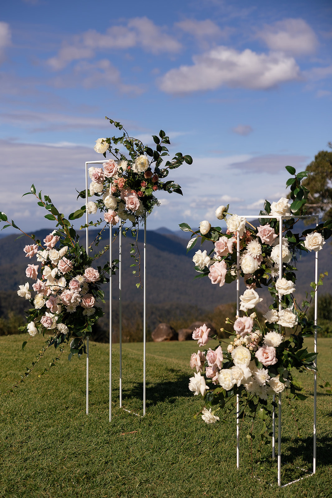floral-plinths-real-wedding-scenic-rim-bride